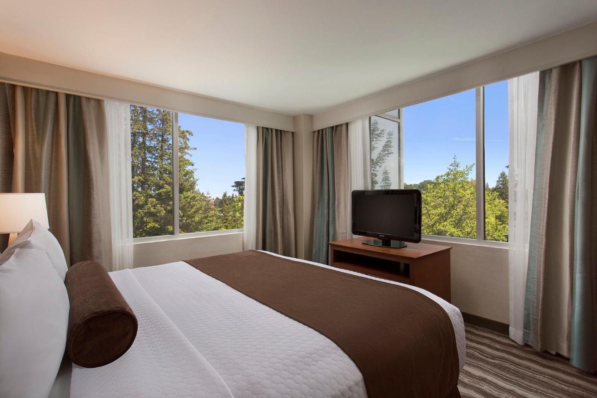 Crowne Plaza Portland - Lake Oswego, an IHG Hotel Zewnętrze zdjęcie
